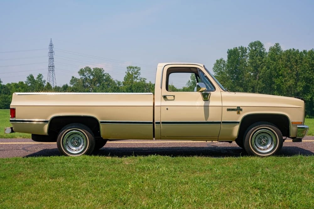 Chevrolet-C-10-1985-Standard-Cab-Pickup-3