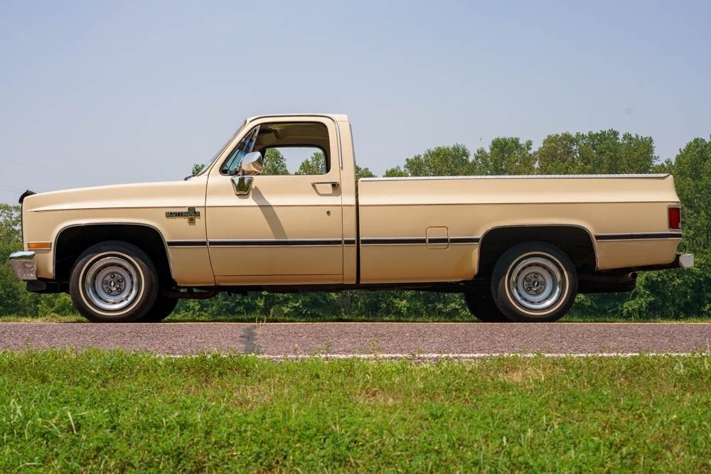Chevrolet-C-10-1985-Standard-Cab-Pickup-30