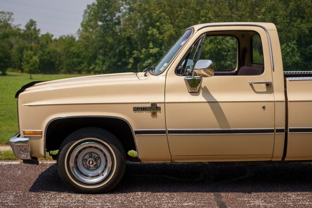 Chevrolet-C-10-1985-Standard-Cab-Pickup-37