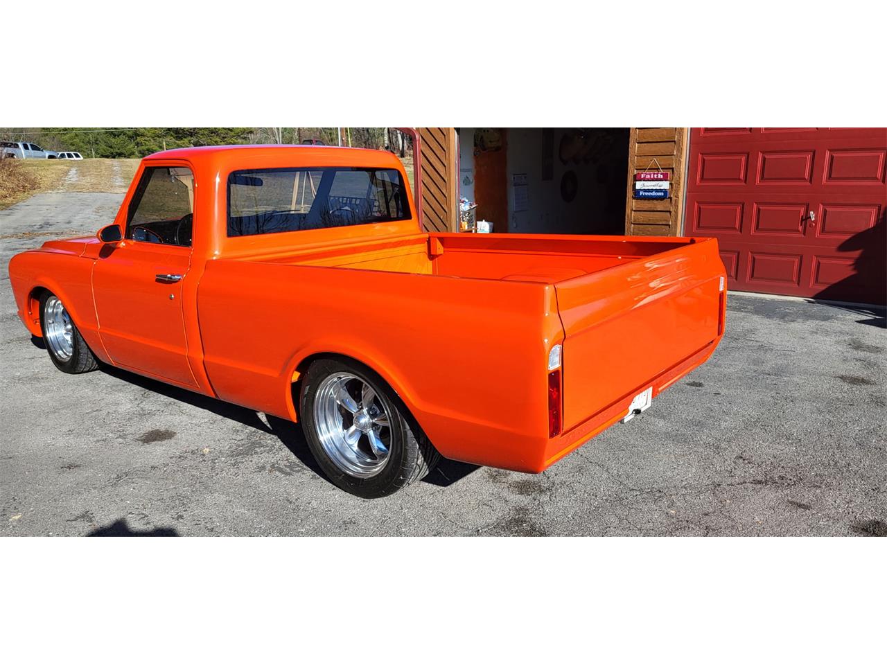 Chevrolet-C10-1967-Poppy-Red-black-2