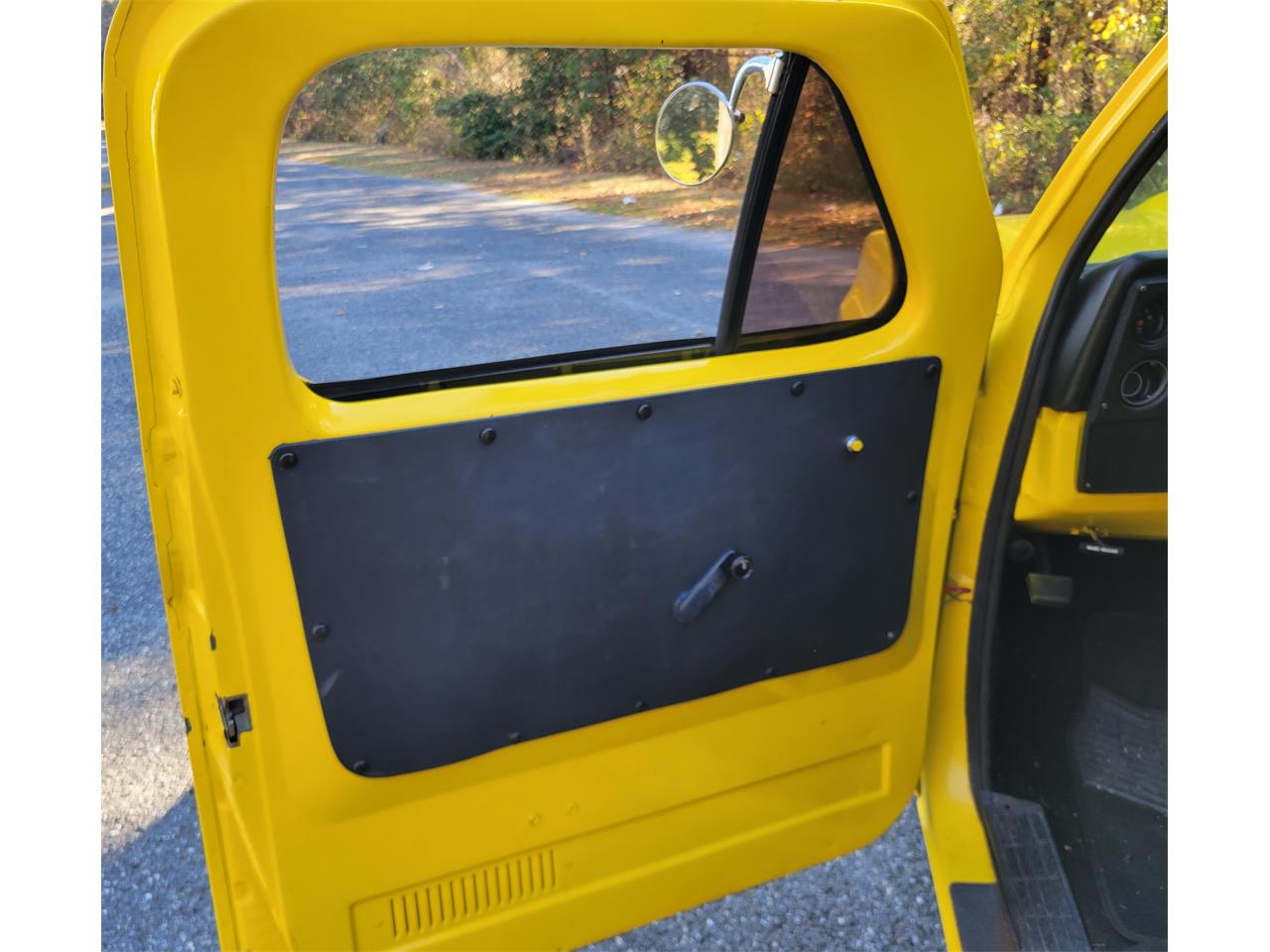 Chevrolet-C10-1973-YELLOW-YELLOW-AND-BLACK-40
