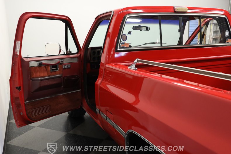 Chevrolet-C10-1986-Apple-Red-Burgundy-33