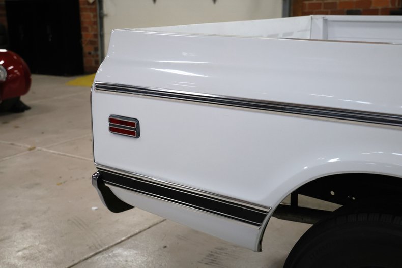 Chevrolet-C20-1970-White-Black-ampamp-White-Ho-1