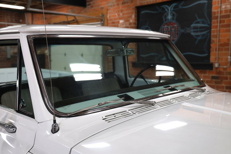 Chevrolet-C20-1970-White-Black-ampamp-White-Ho-18
