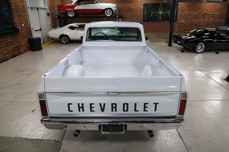 Chevrolet-C20-1970-White-Black-ampamp-White-Ho-2