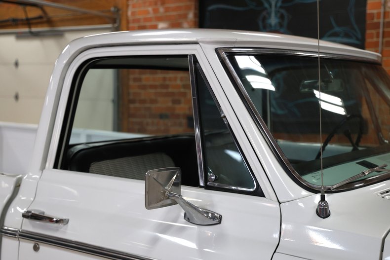 Chevrolet-C20-1970-White-Black-ampamp-White-Ho-25