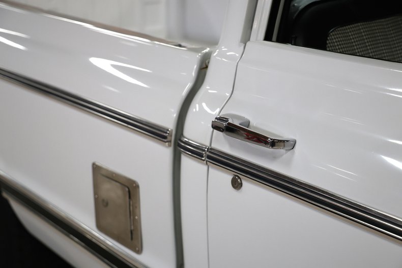 Chevrolet-C20-1970-White-Black-ampamp-White-Ho-26