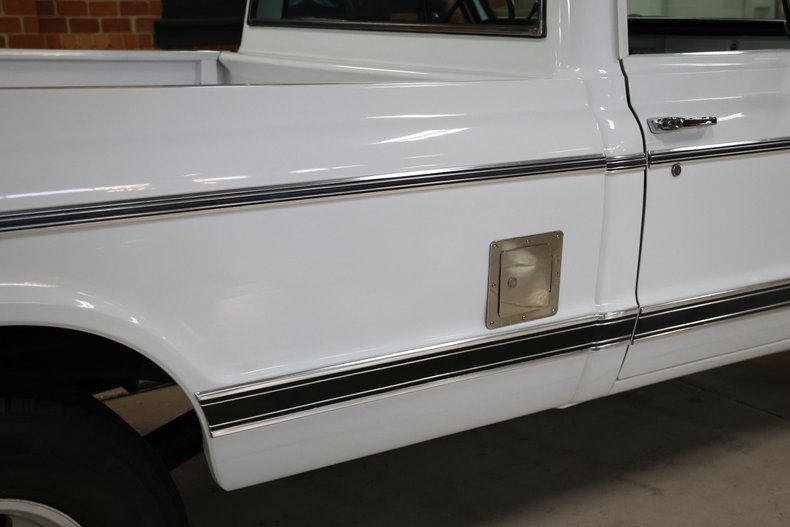 Chevrolet-C20-1970-White-Black-ampamp-White-Ho-31