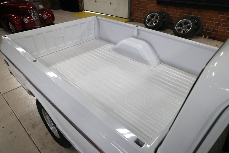 Chevrolet-C20-1970-White-Black-ampamp-White-Ho-37