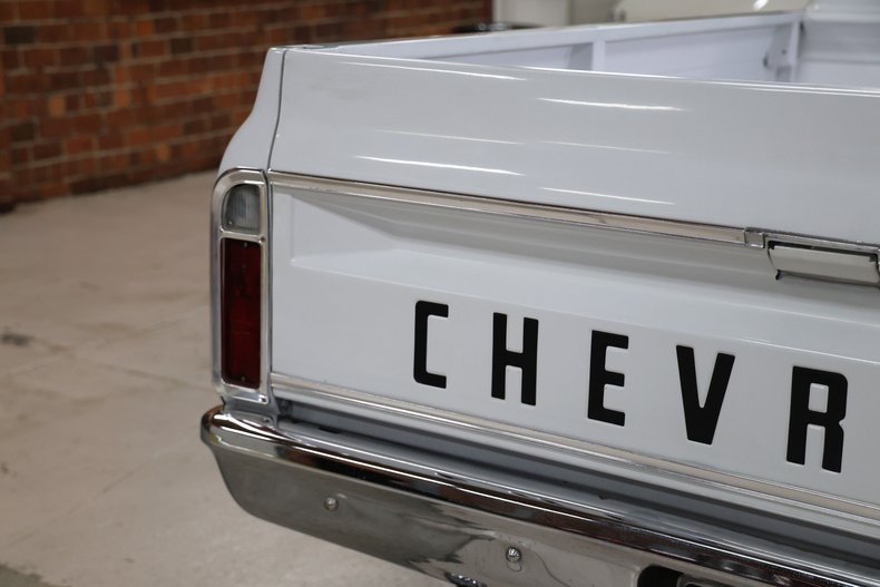 Chevrolet-C20-1970-White-Black-ampamp-White-Ho-46