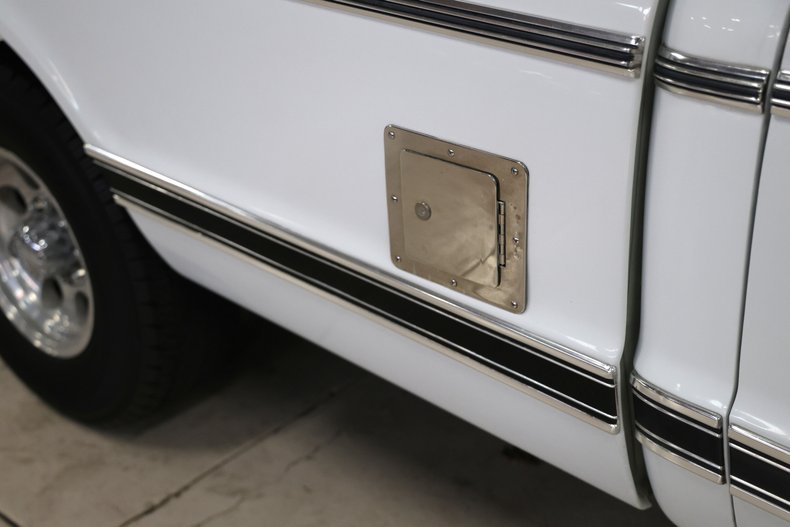 Chevrolet-C20-1970-White-Black-ampamp-White-Ho-6
