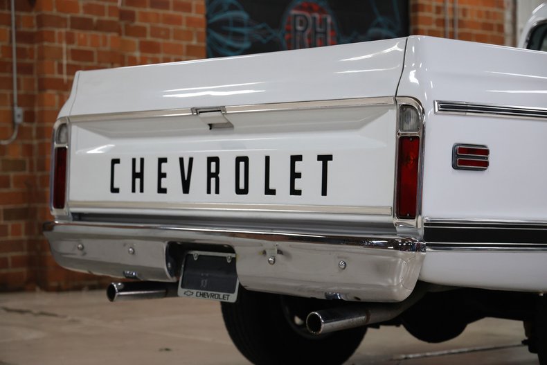 Chevrolet-C20-1970-White-Black-ampamp-White-Ho-7