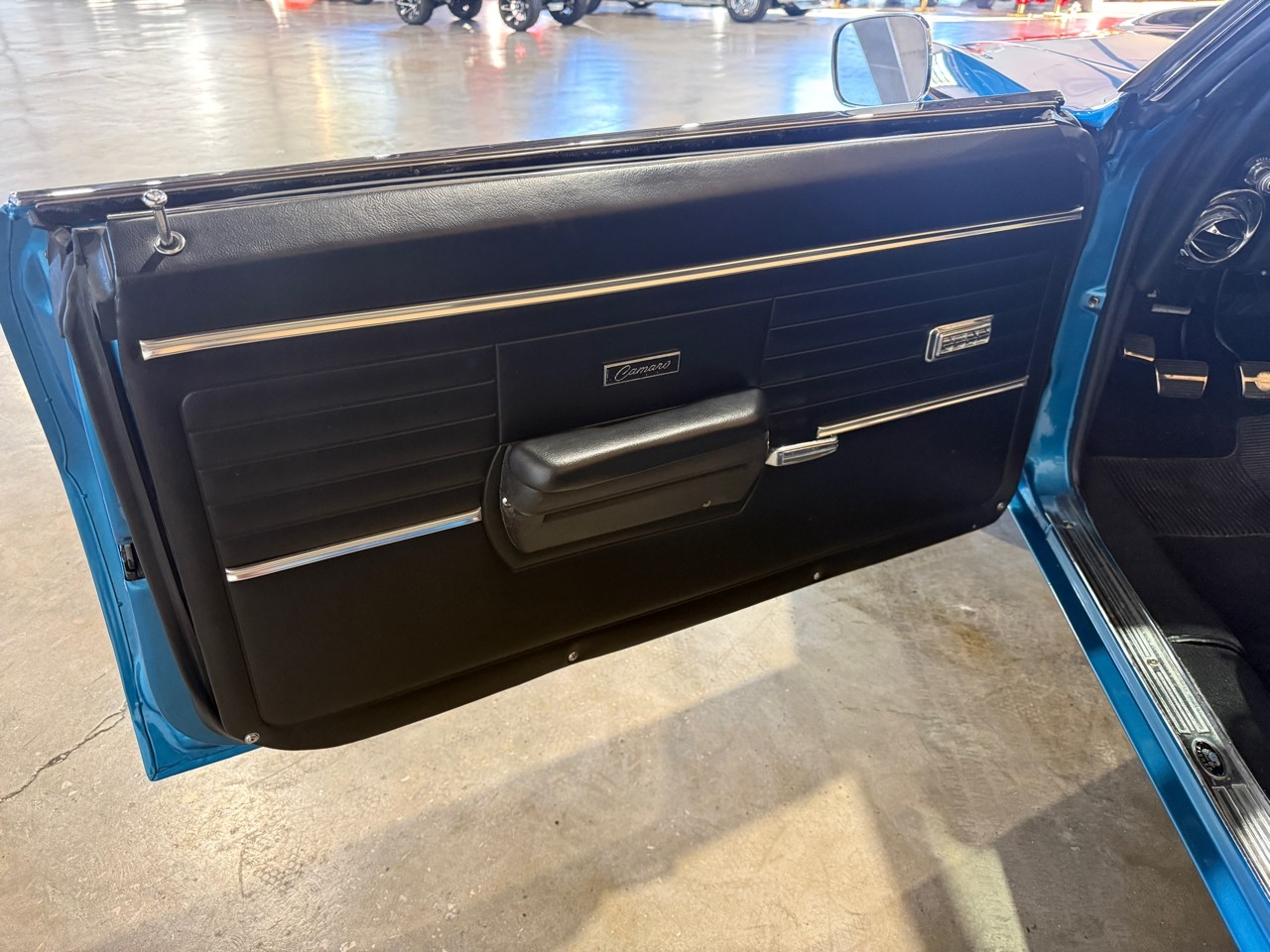 Chevrolet-Camaro-1968-Classic-Car-15