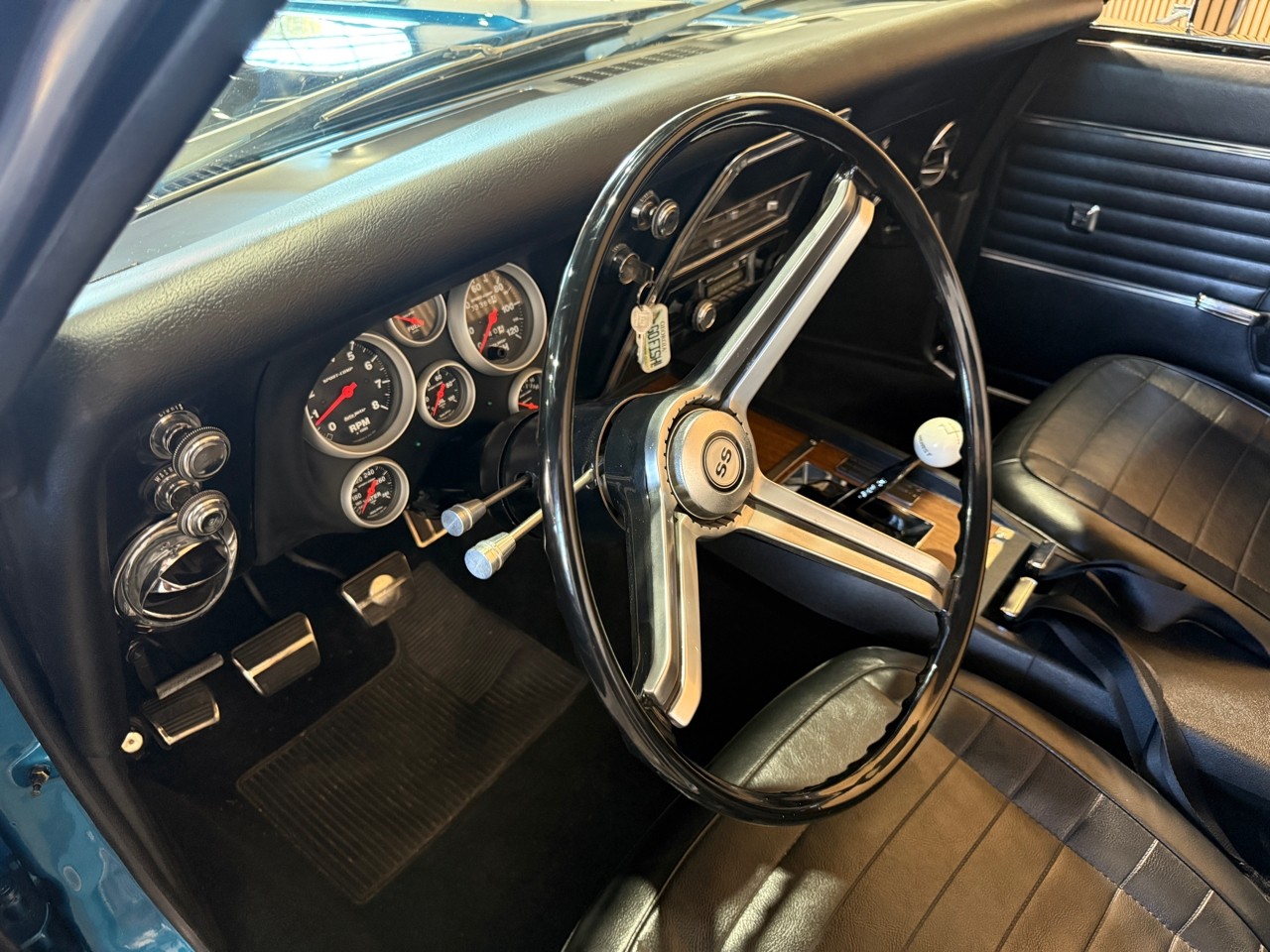 Chevrolet-Camaro-1968-Classic-Car-19