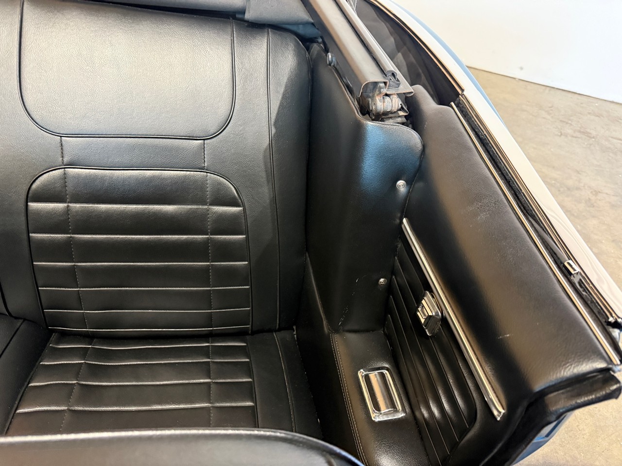 Chevrolet-Camaro-1968-Classic-Car-23