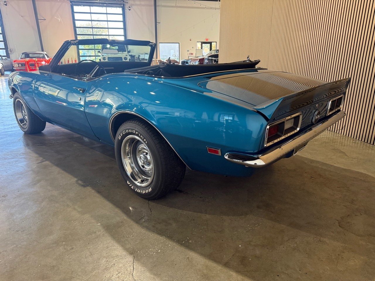 Chevrolet-Camaro-1968-Classic-Car-4