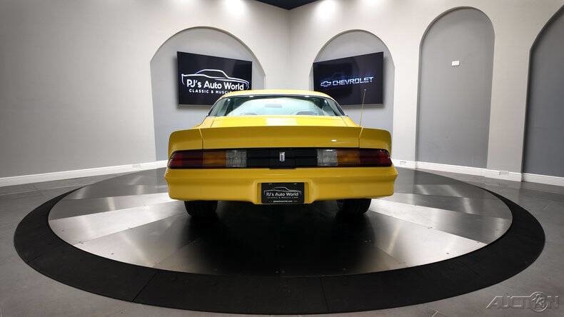 Chevrolet-Camaro-1981-Coupe-18