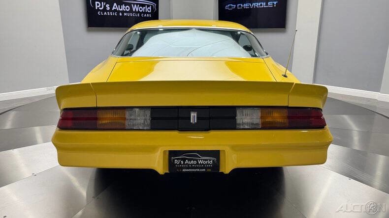 Chevrolet-Camaro-1981-Coupe-19