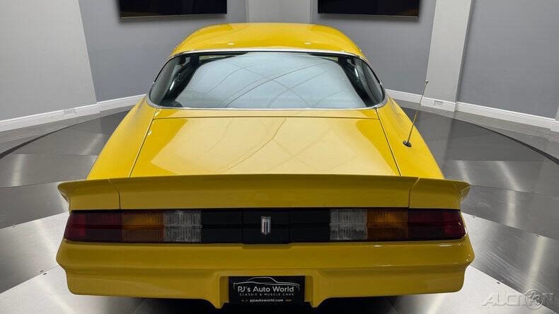 Chevrolet-Camaro-1981-Coupe-20