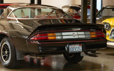 Chevrolet-Camaro-1981-Coupe-23