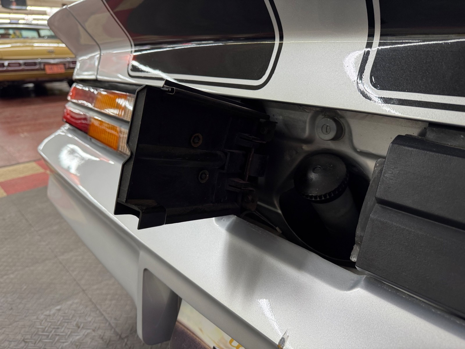 Chevrolet-Camaro-1981-Coupe-28