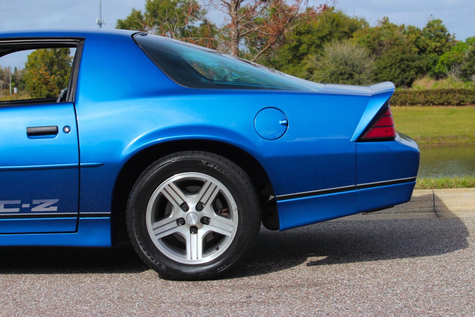 Chevrolet-Camaro-1989-Coupe-32