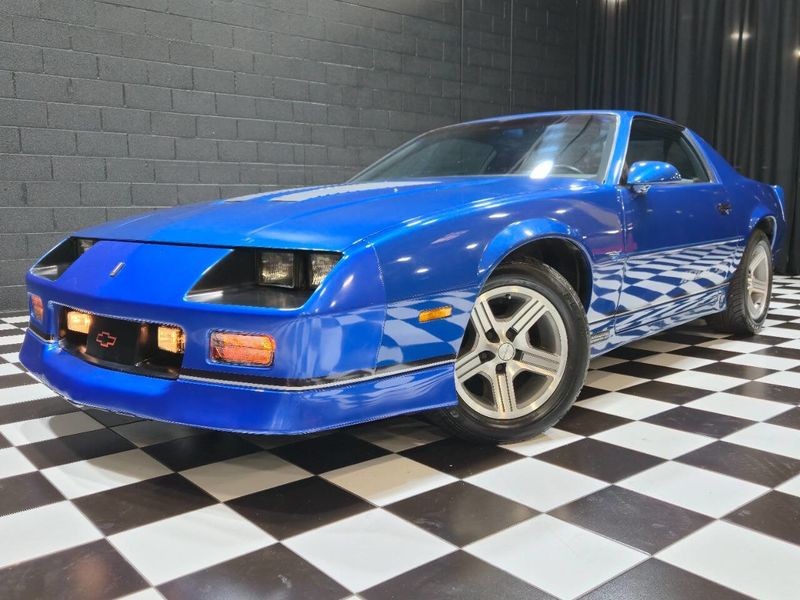 Chevrolet-Camaro-1990-Hatchback-2