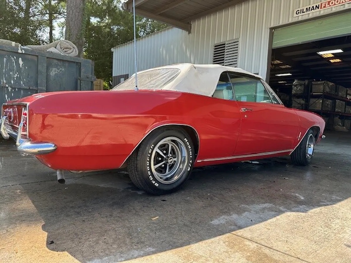 Chevrolet-Corvair-1966-Red-White-2