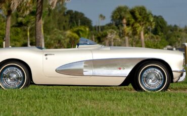 Chevrolet-Corvette-1957-Classic-Car-10