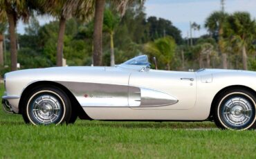 Chevrolet-Corvette-1957-Classic-Car-11
