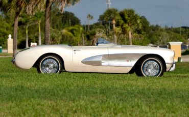 Chevrolet-Corvette-1957-Classic-Car-31