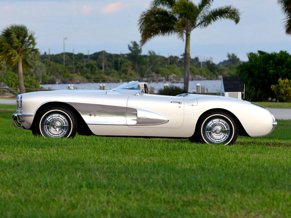 Chevrolet-Corvette-1957-Classic-Car-32