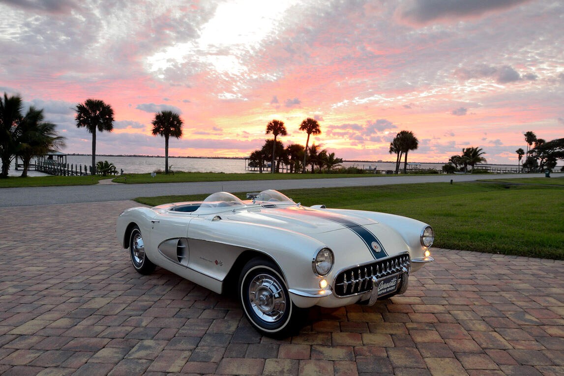 Chevrolet-Corvette-1957-Classic-Car-4