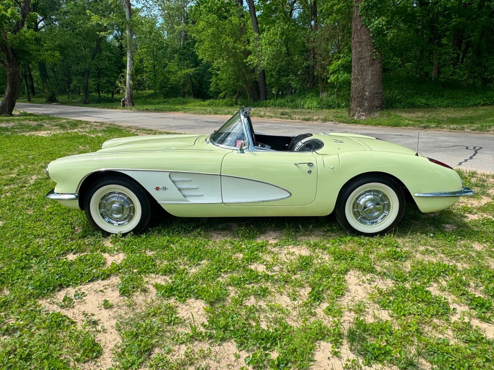 Chevrolet-Corvette-1959-Convertible-2