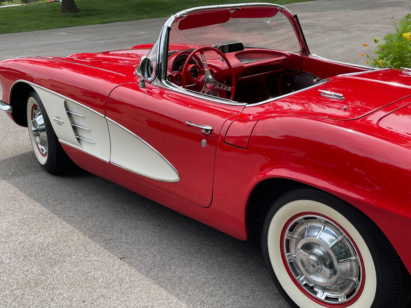Chevrolet-Corvette-1961-Convertible-1