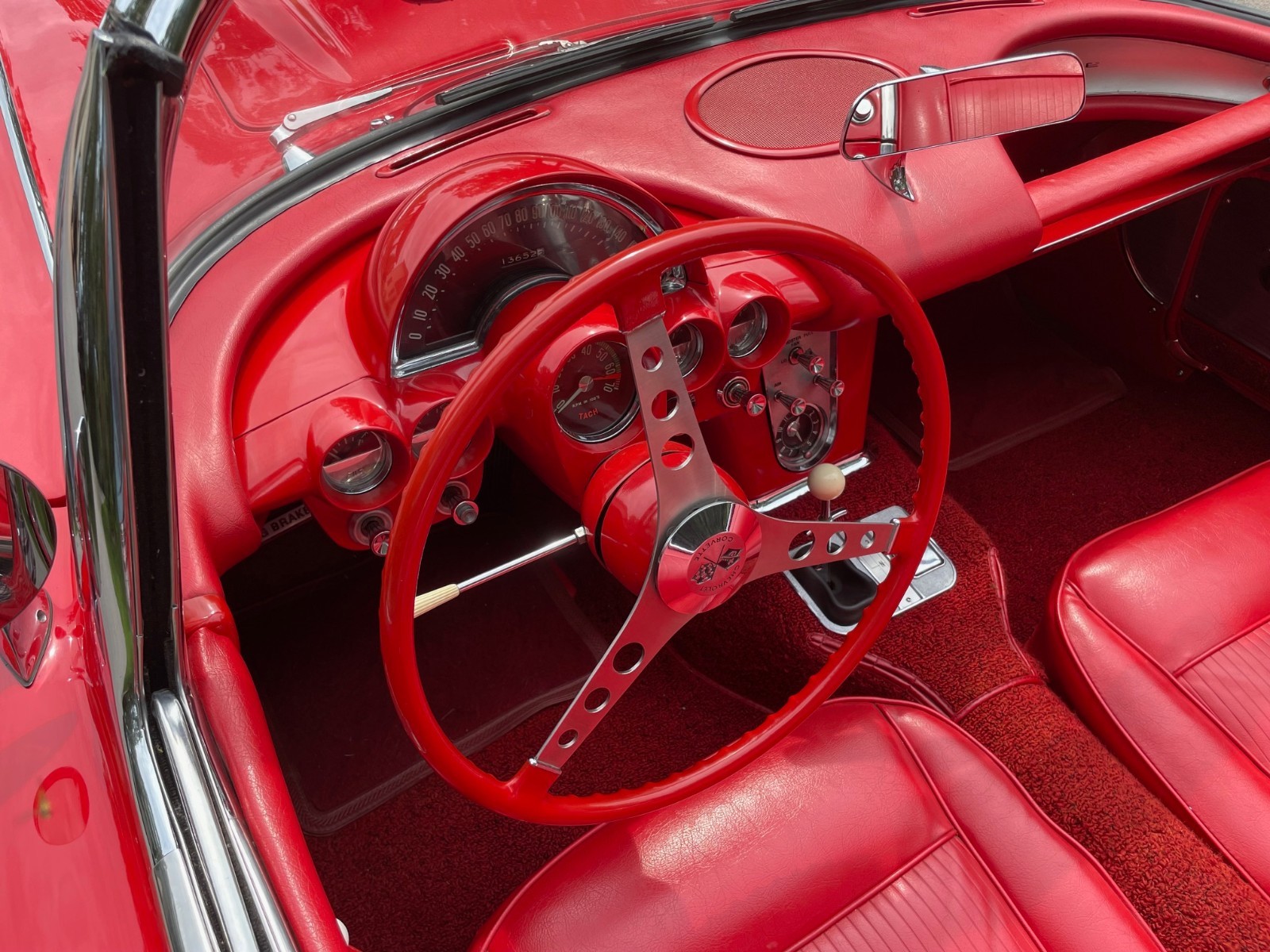 Chevrolet-Corvette-1961-Convertible-2