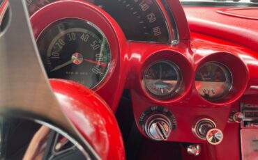Chevrolet-Corvette-1961-Convertible-30