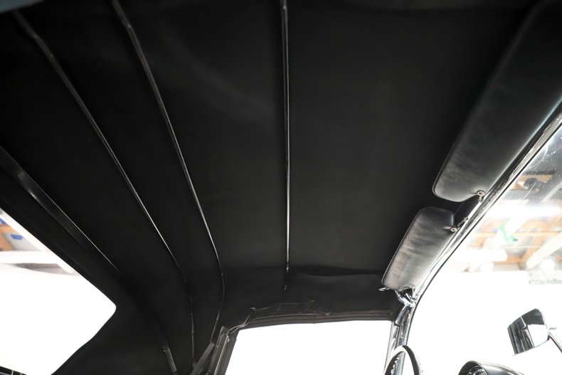 Chevrolet-Corvette-1962-Tuxedo-Black-Black-38