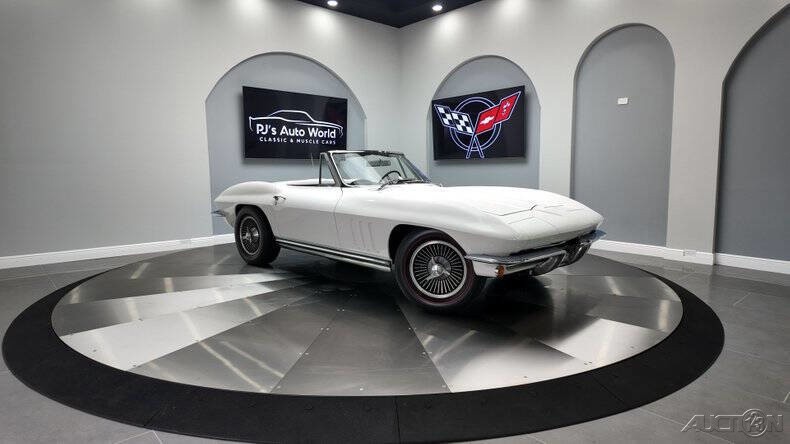 Chevrolet-Corvette-1965-1