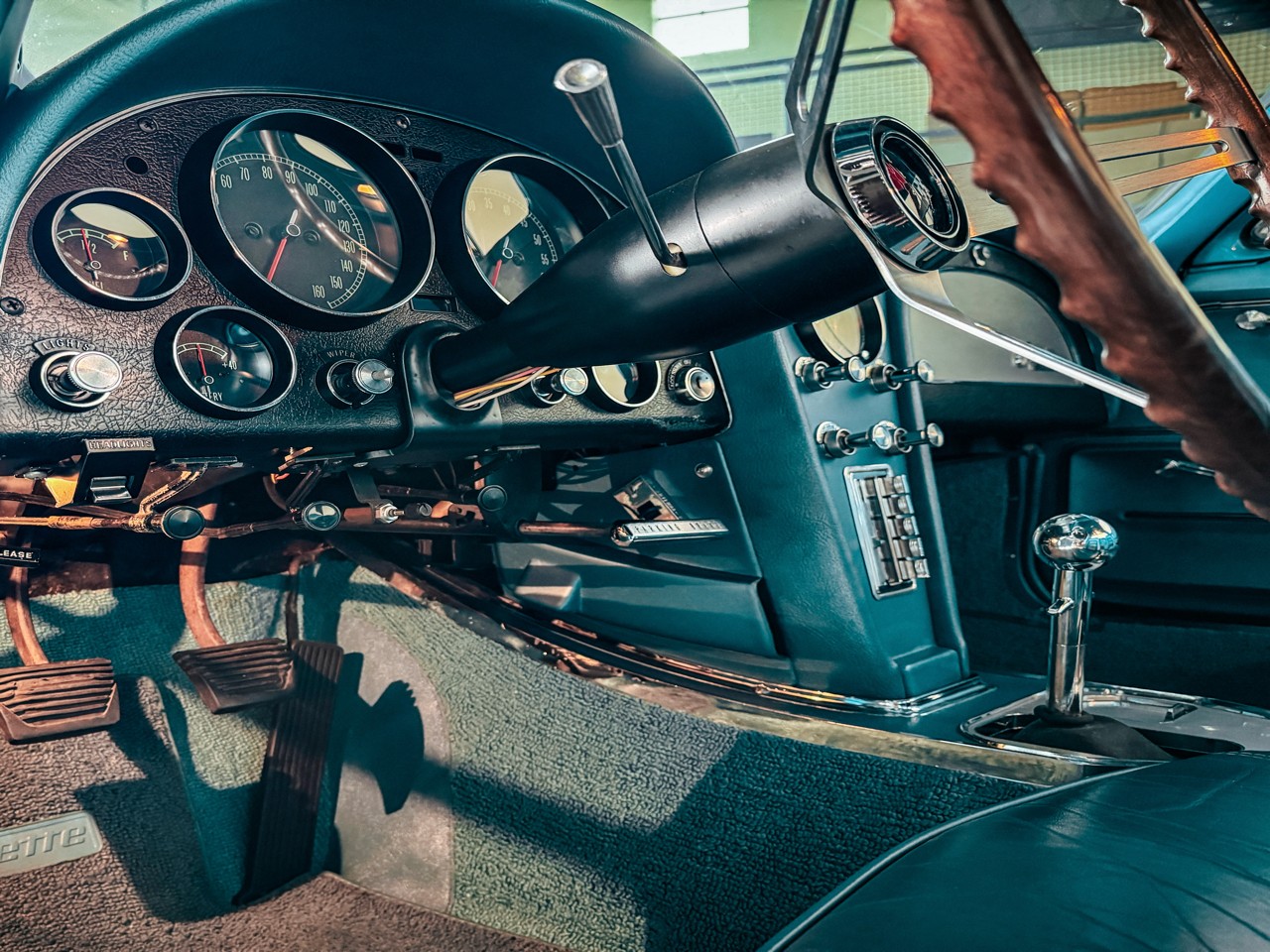 Chevrolet-Corvette-1965-Classic-Car-8