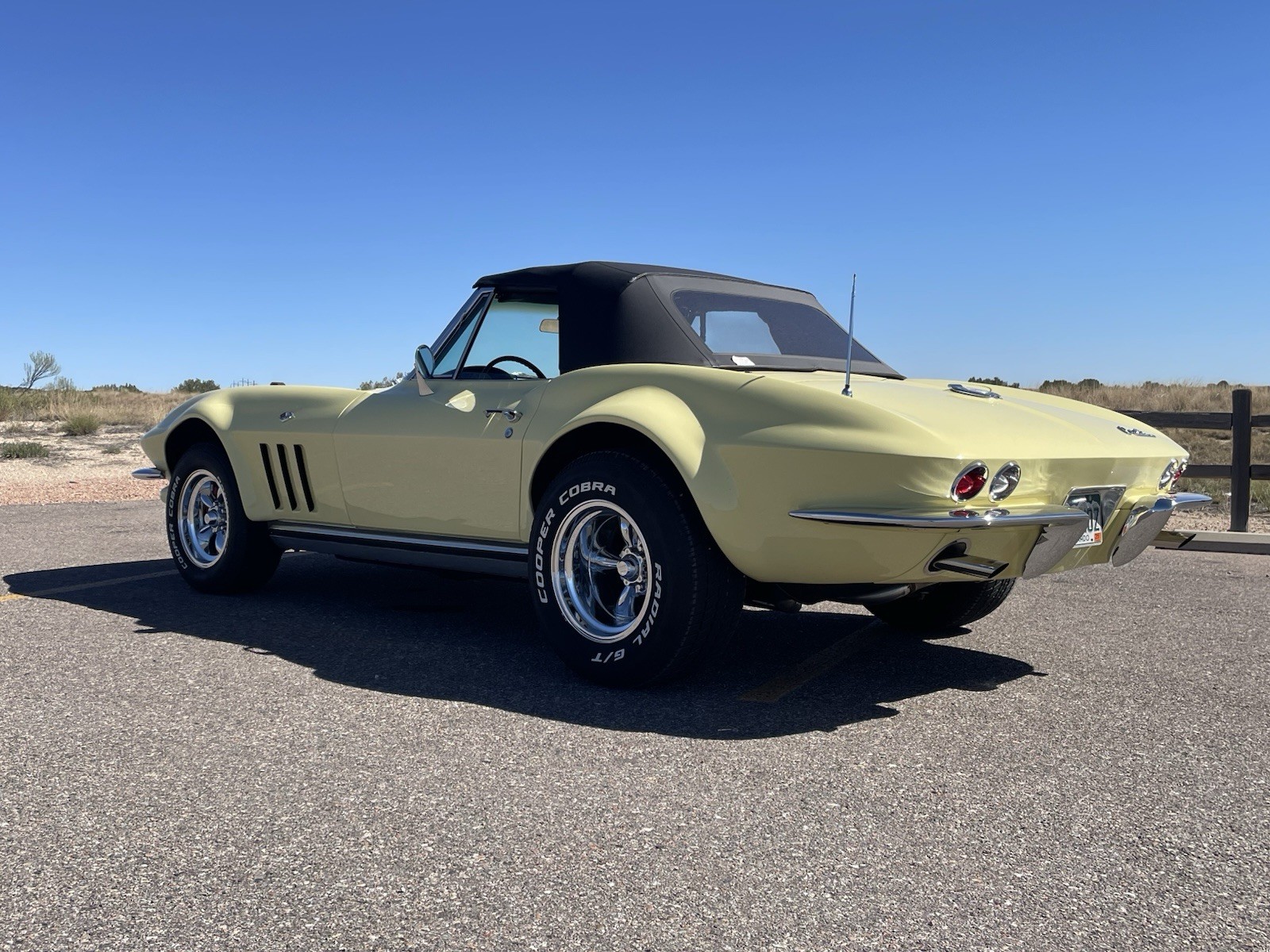 Chevrolet-Corvette-1965-Convertible-1