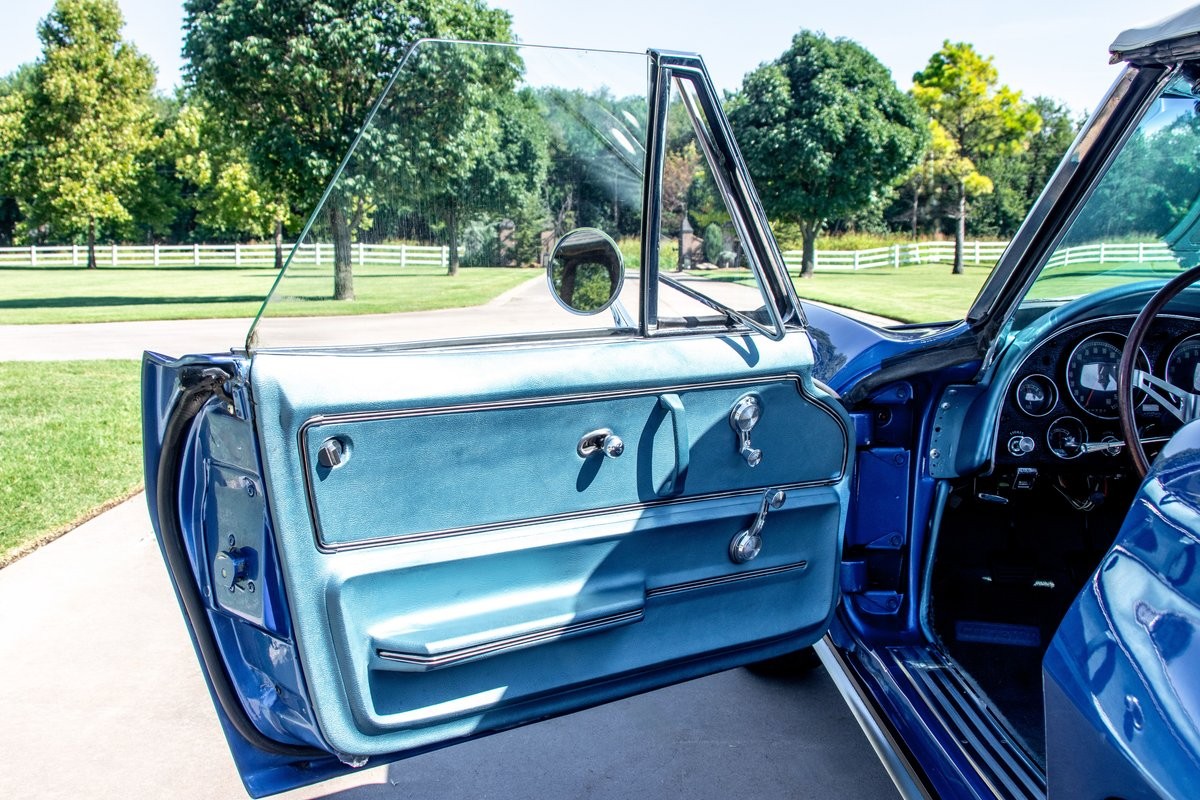 Chevrolet-Corvette-1965-Convertible-19