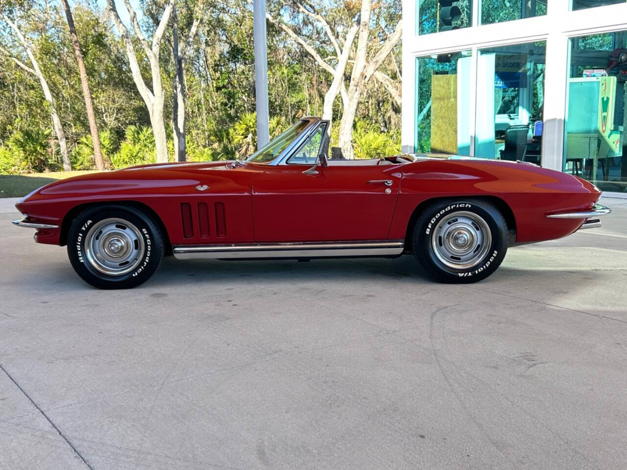 Chevrolet-Corvette-1965-Convertible-9