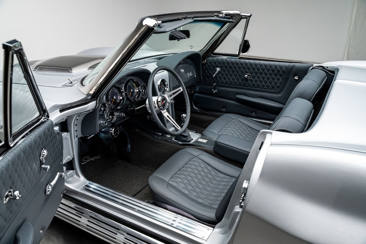 Chevrolet-Corvette-1966-Convertible-2