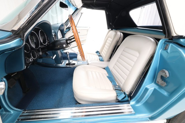 Chevrolet-Corvette-1966-Convertible-30
