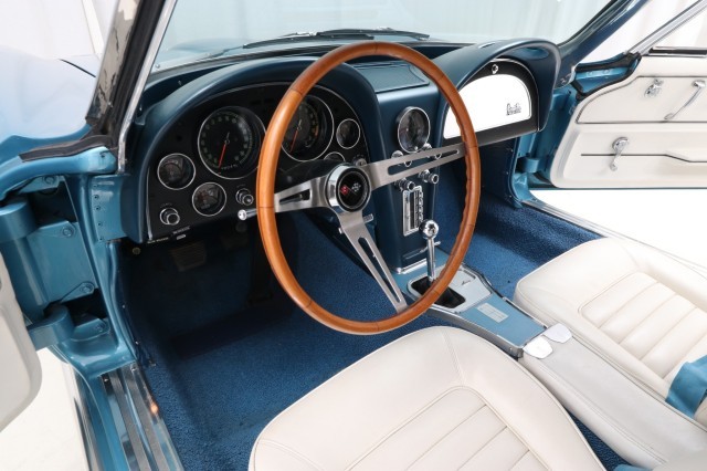 Chevrolet-Corvette-1966-Convertible-32