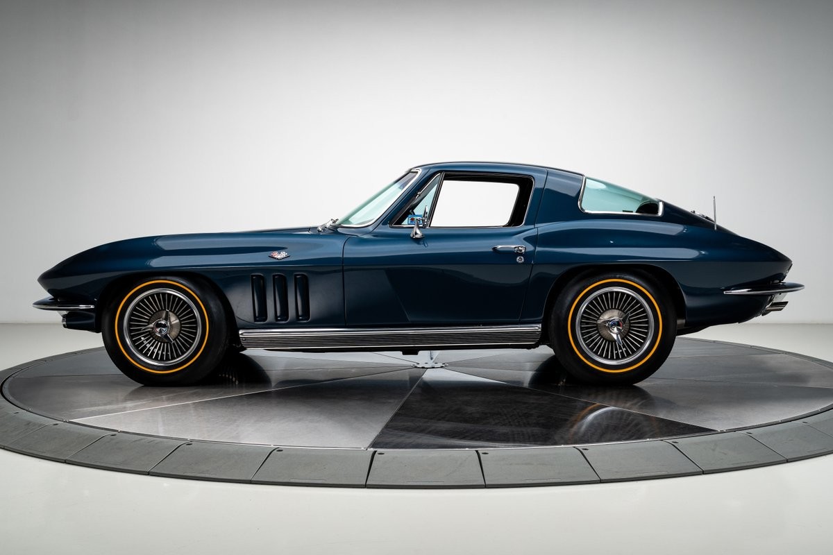 Chevrolet-Corvette-1966-Coupe-17