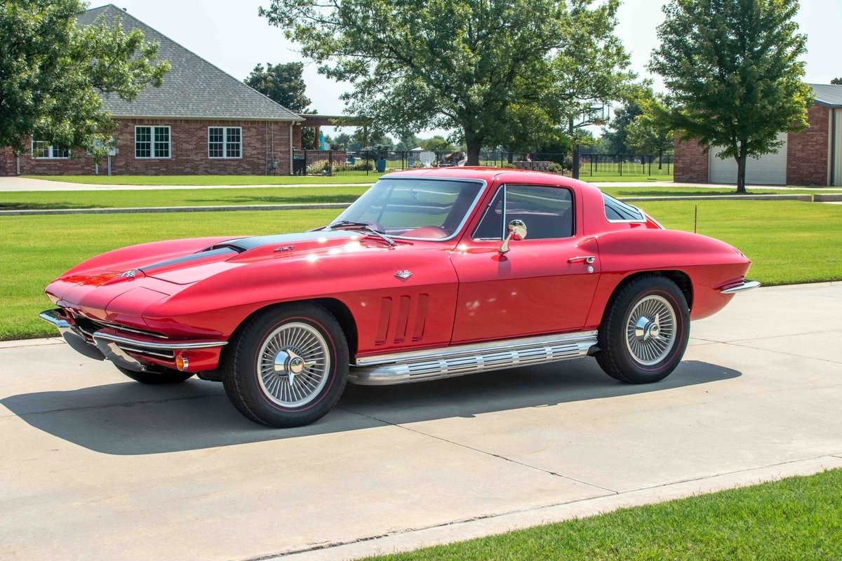Chevrolet-Corvette-1966-Coupe-2