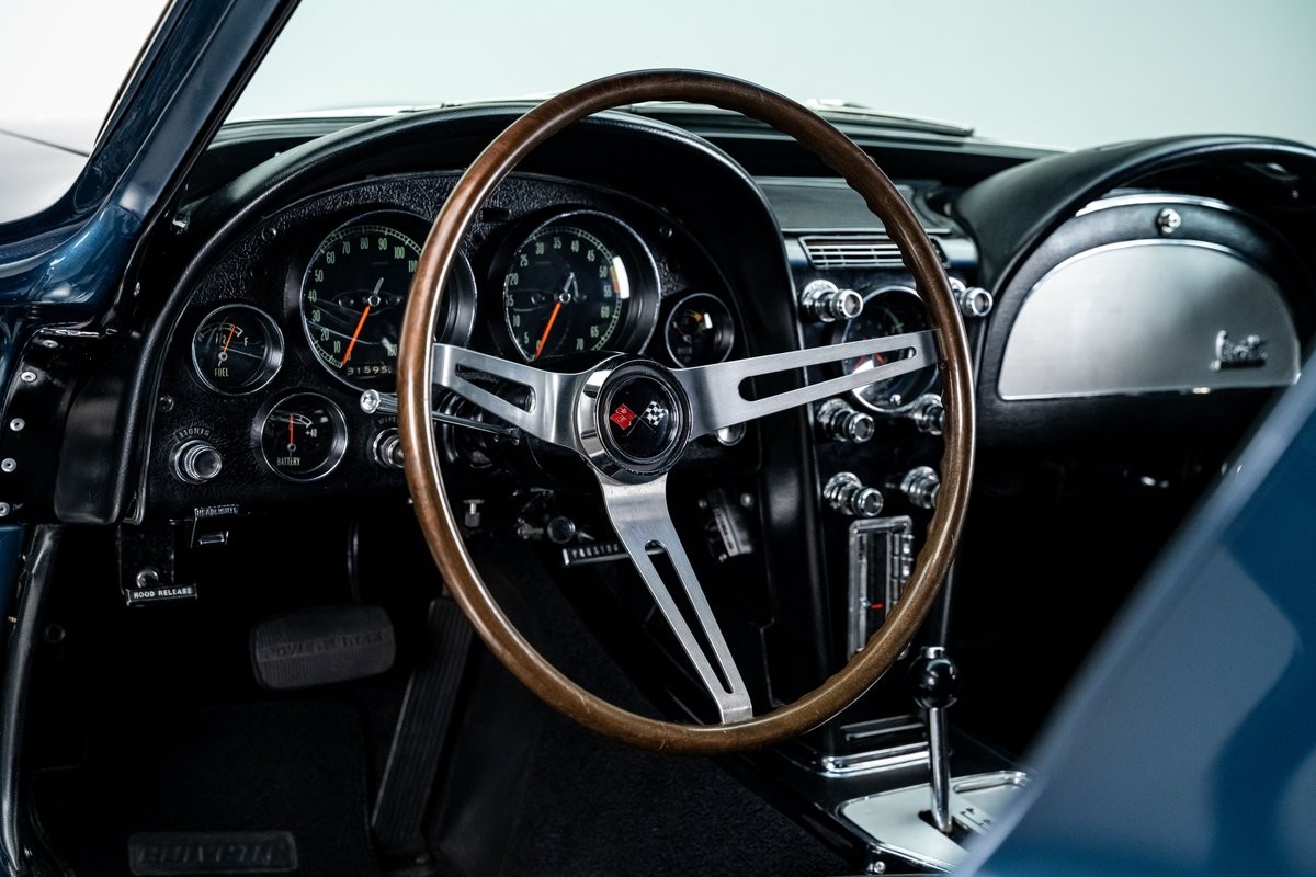 Chevrolet-Corvette-1966-Coupe-3