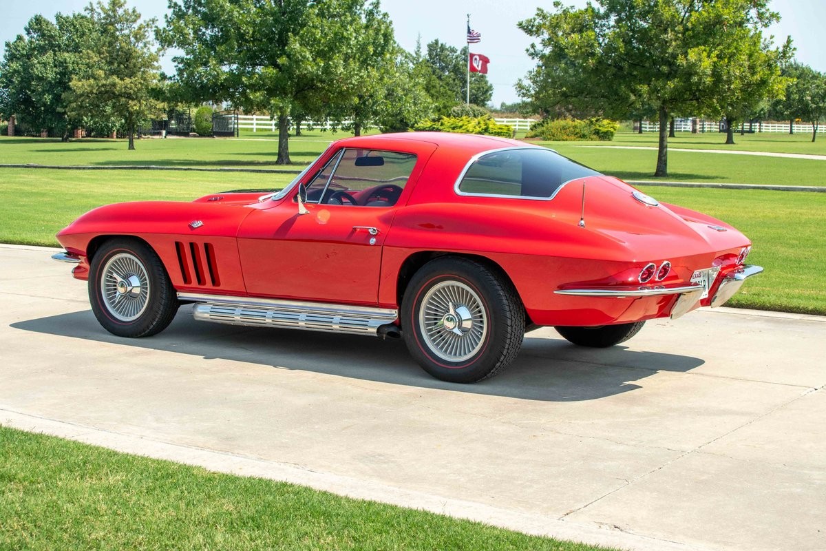 Chevrolet-Corvette-1966-Coupe-3